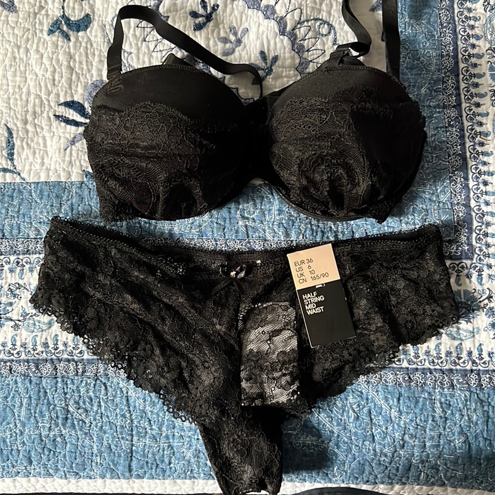 Lace on both boobs needs to be sown. It’s fallen off but the lace has no rips.